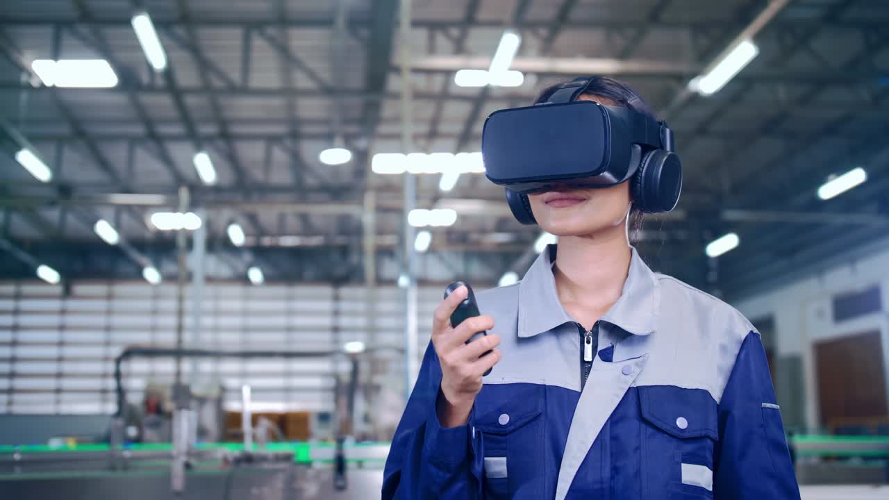 un ingeniero está usando gafas de realidad virtual para inspeccionar el sistema de control mecánico de la fábrica.