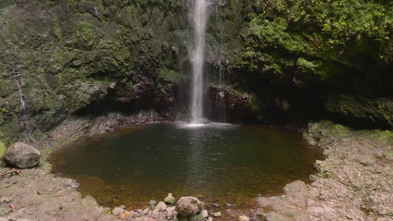 Voo de drone sobre cascata na Madeira, Portugal