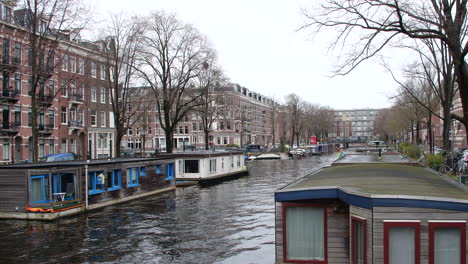 Langsames-Vergrößern-Von-Hausbooten-Auf-Einem-Amsterdamer-Kanal