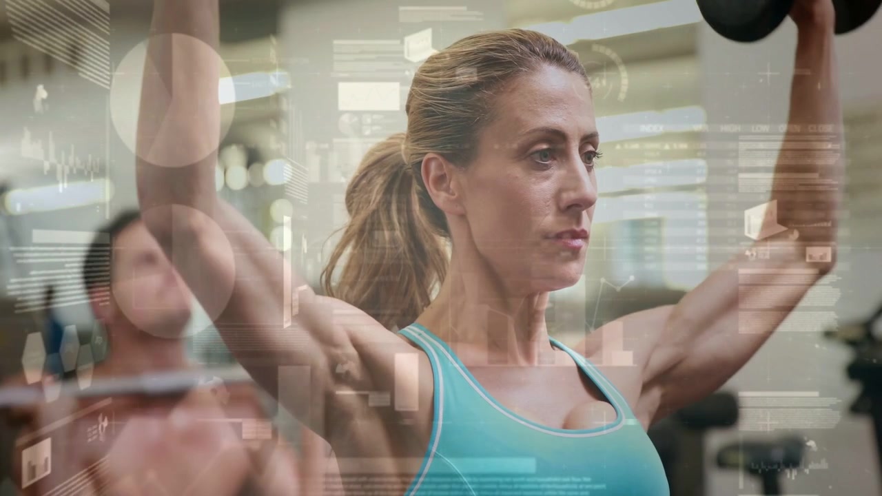 Mulher fazendo desenvolvimento com halteres para fitness, começando a repetição nos ombros, HUD rastreando repetições, homem levantando