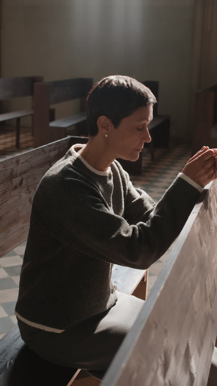 Donna che prega in chiesa