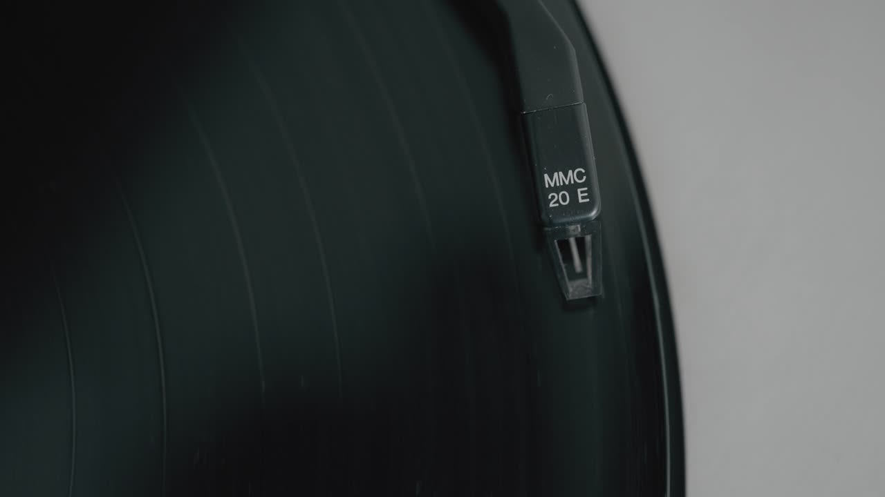 disco polvoriento girando en el tocadiscos