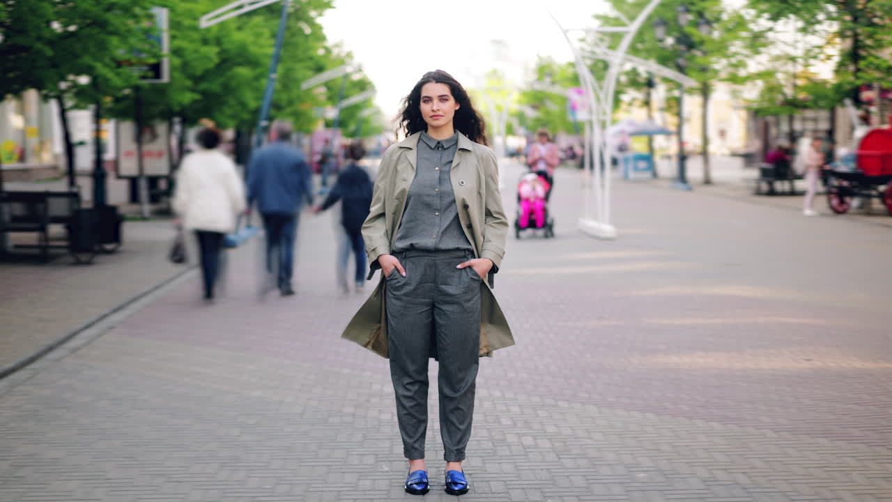 Donna con un elegante trench e pantaloni