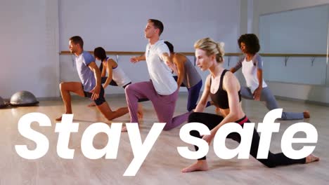 texto de seguridad contra un grupo de personas que practican yoga en el estudio