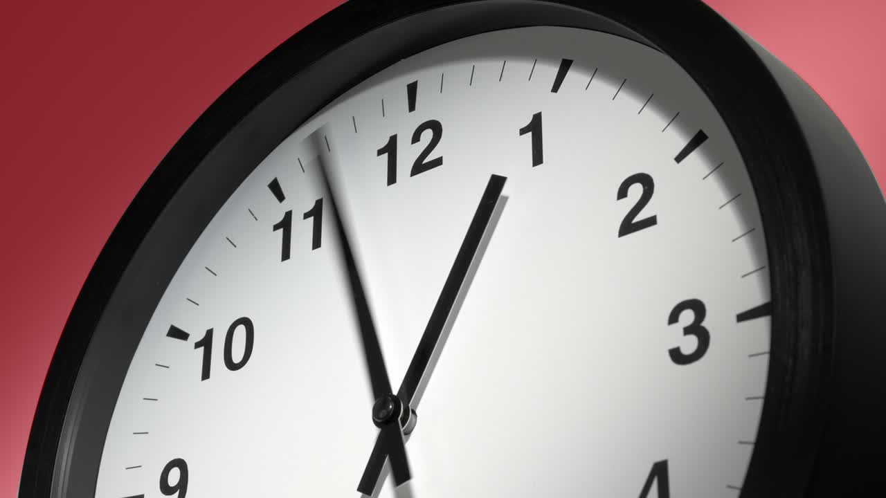 reloj en borgoña cereza roja pared en el lapso de tiempo