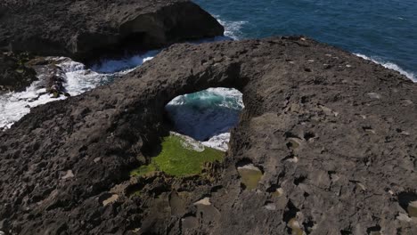 Felsige-Küstenformation-Am-Strand-Von-Arecibo-Puerto-Rico-Mit-Wellen,-Die-Auf-Die-Felsen-Schlagen