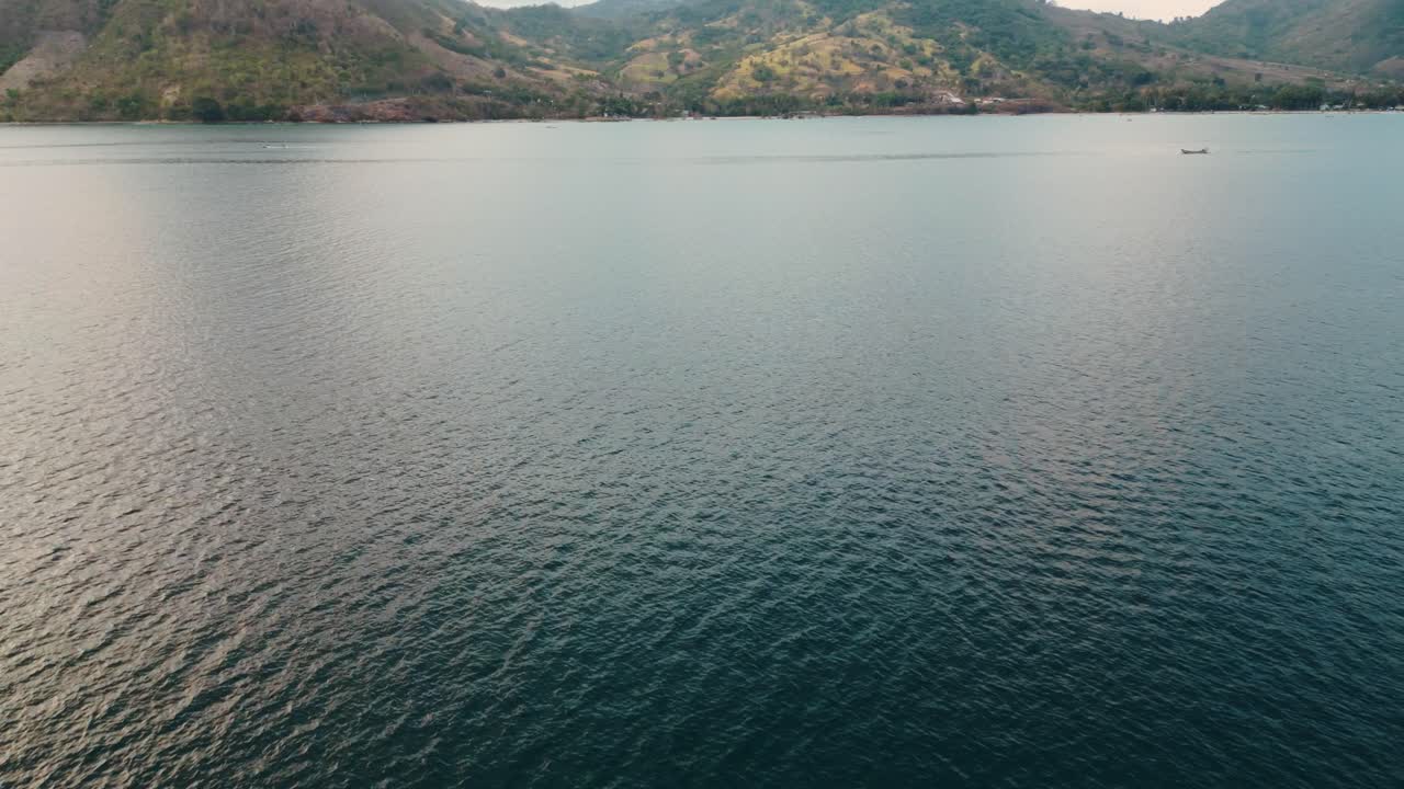 인도네시아 롬보크의 길리 섬을 가로질러 여행하는 카야크 타는 사람들을 포착하는 화려한 공중 비행장