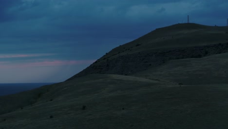 paisaje de montaña al anochecer con vista al océano