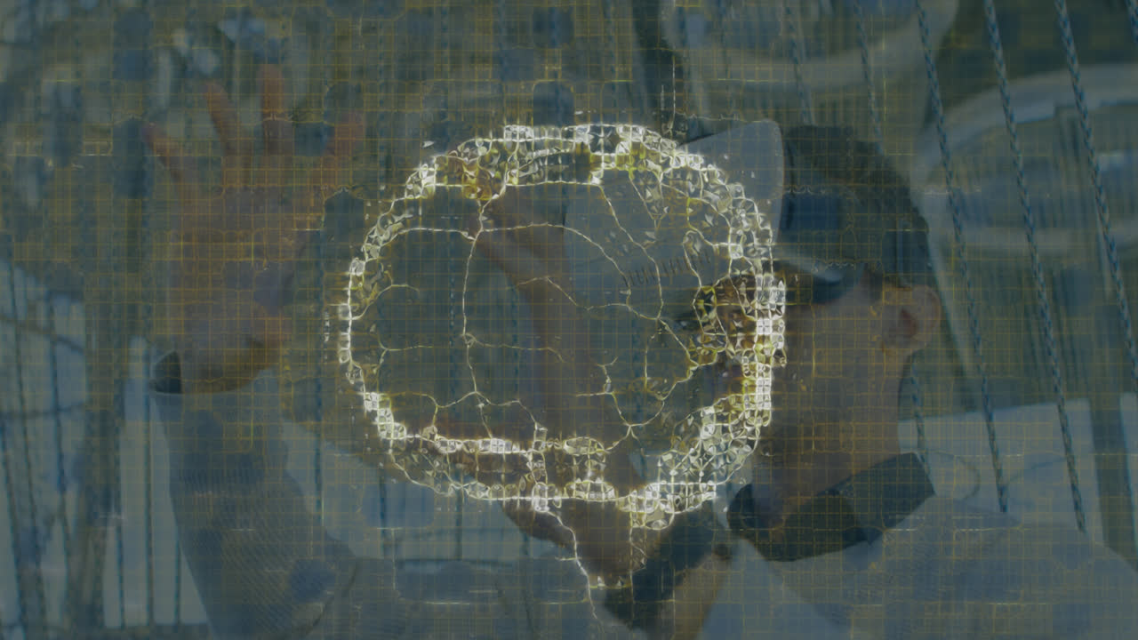 animación del cerebro humano girando y procesando datos sobre un hombre de negocios que lleva auriculares vr