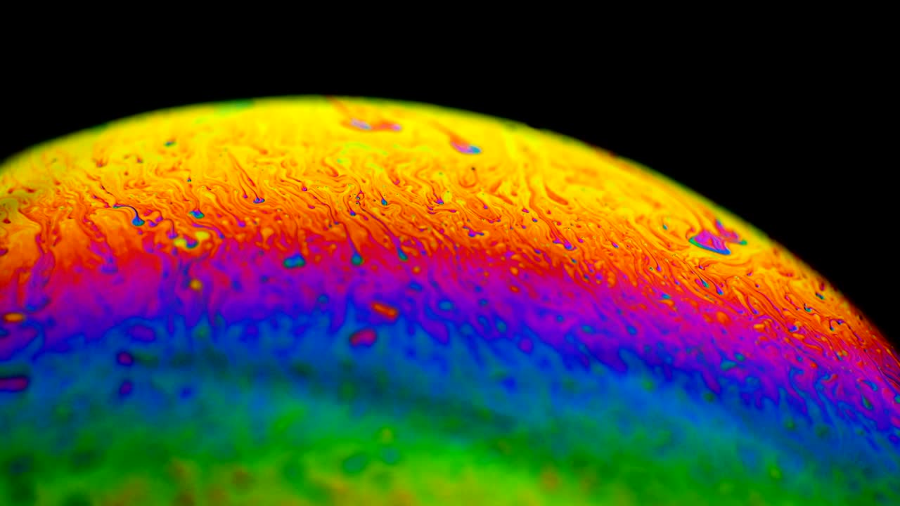 la burbuja de jabón crea una paleta de arco iris colorida y psicodélica con remolinos y olas