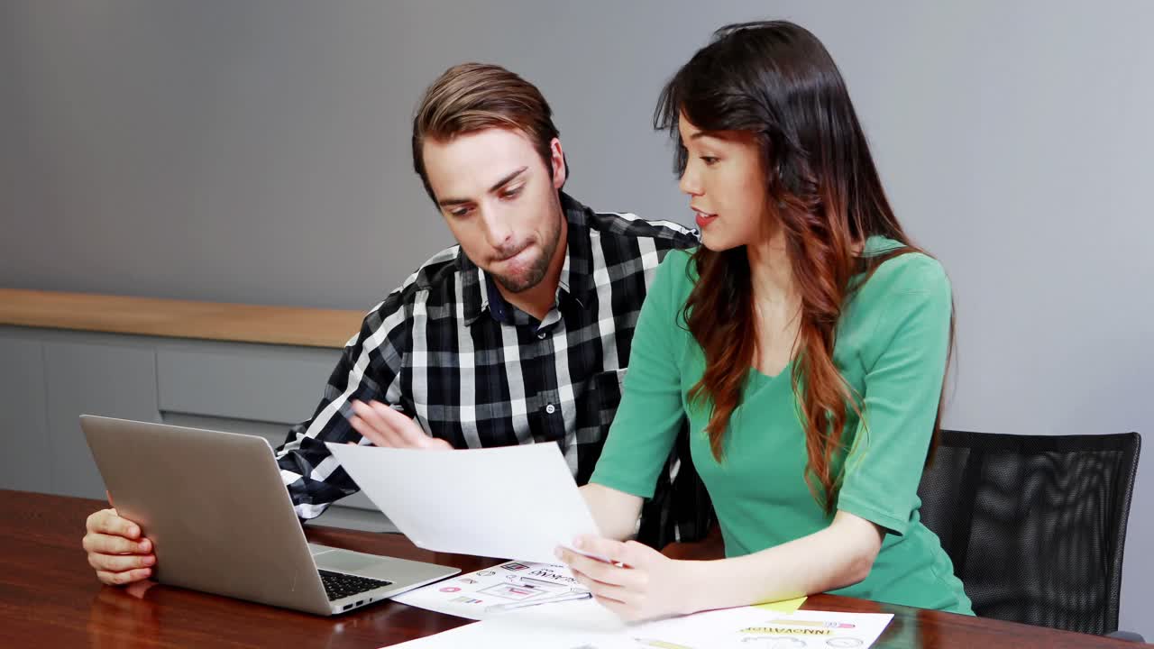 hombres y mujeres ejecutivos trabajando juntos en la sala de conferencias