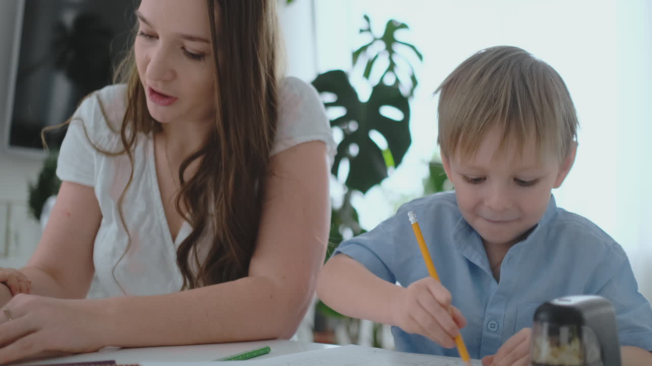 mamá elogia a dos hijos por sus dibujos. apoyo familiar y cuidado de los niños, maternidad