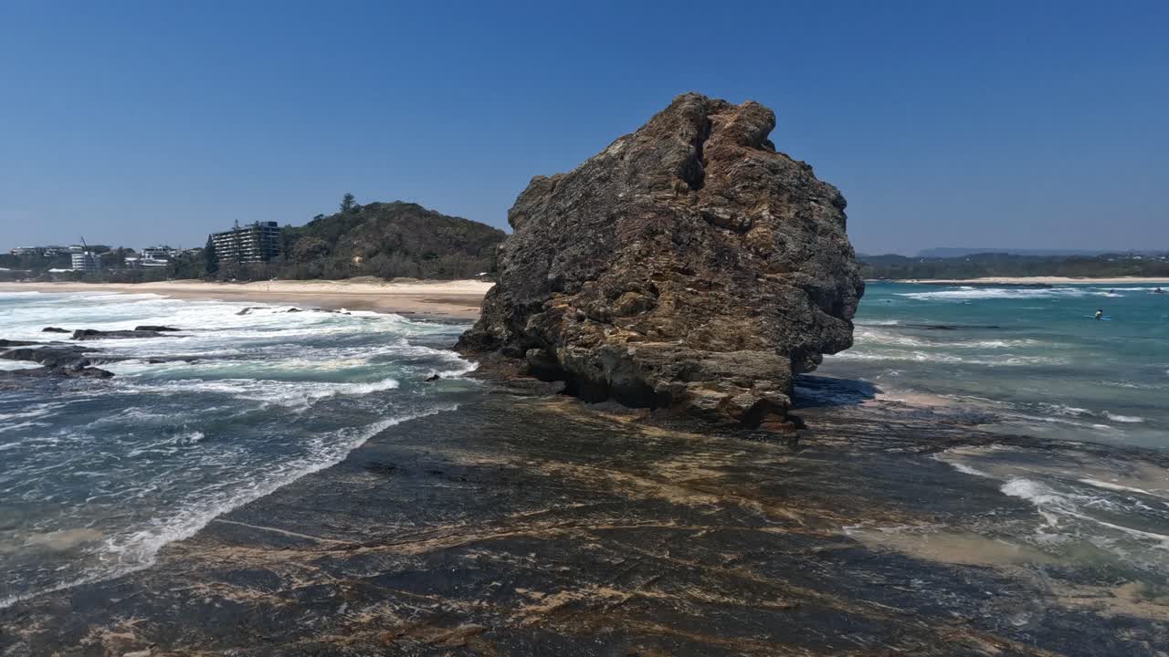 vista panorámica de la playa de currumbin con formación rocosa y olas del océano en gold coast, queensland
