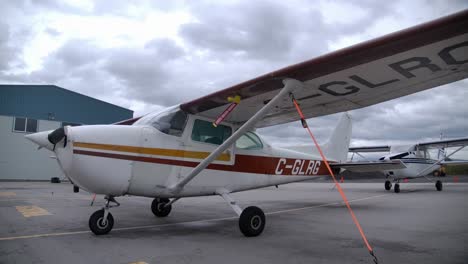 vista desde la izquierda del avión cessna skyhawk - de cerca
