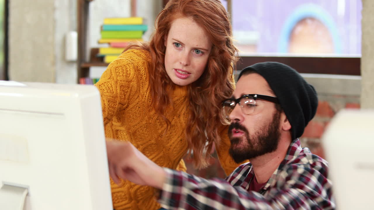 equipo de negocios casual mirando la computadora