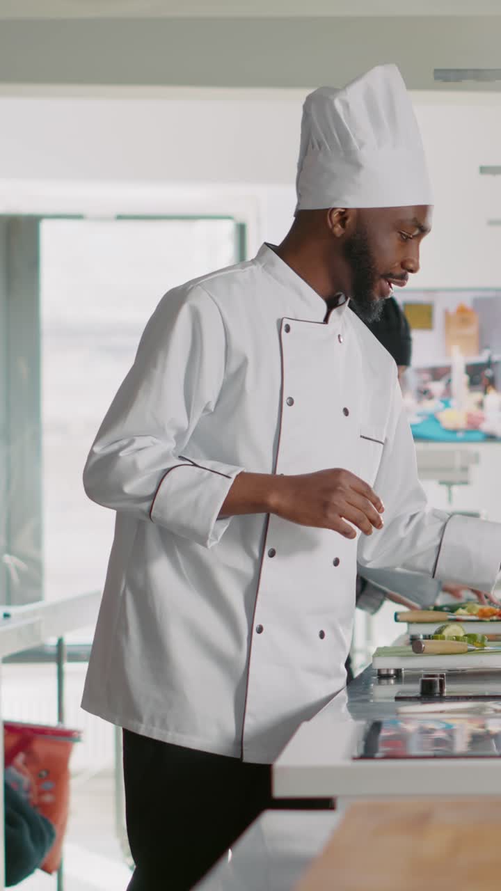 Capi di cucina che preparano il cibo in una cucina