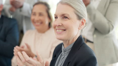 mujer de negocios, aplausos y gente en el seminario