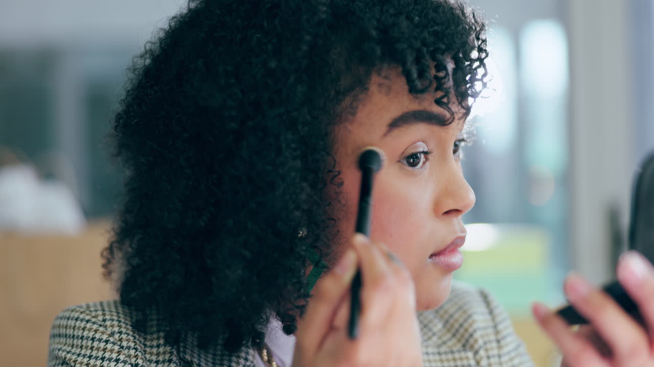 sombra de ojos, maquillaje y mujer de negocios en la oficina