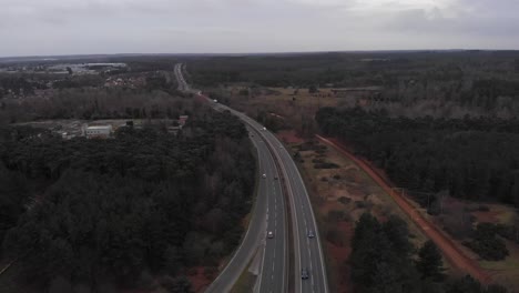 luftdrohnenaufnahme nach einer autobahn inmitten üppiger vegetation auf dem land von england, thteford