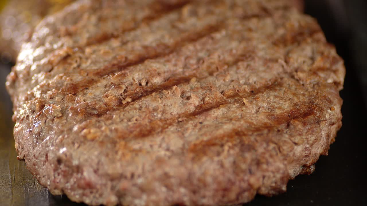 la hamburguesa de carne frita gira lentamente.