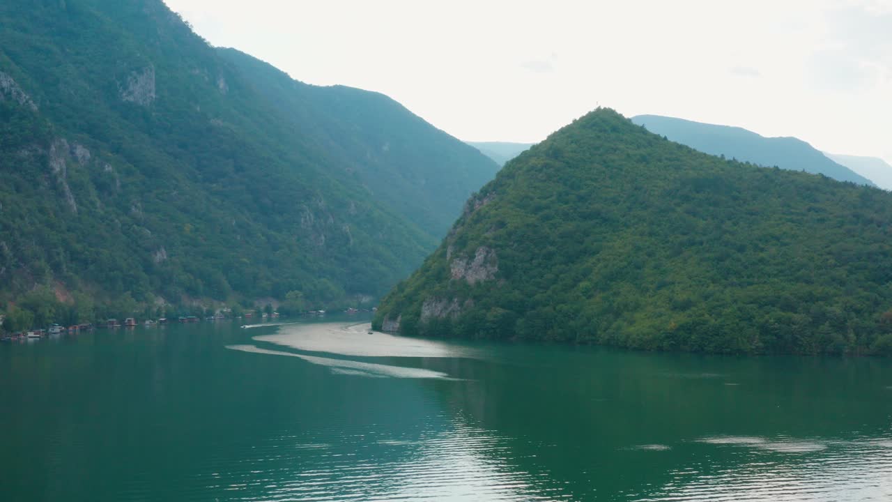 세르비아 페루카 호수(lake perucac serbia) 산을 둘러싼 청록색 물의 숨막히는 전망 - 공중 드론 샷