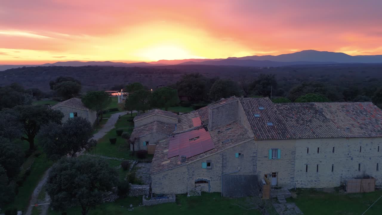 Tramonto su Mas al Pic Saint-Loup in Linguadoca-Rossiglione - panoramica aerea.