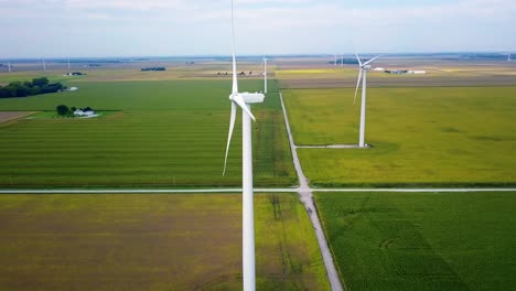 Vista-Aérea-Orbitando-Turbinas-Eólicas-De-Energía-Alternativa-A-Través-De-Lafayette,-Paisaje-De-Tierras-De-Cultivo-De-Retazos-De-Indiana