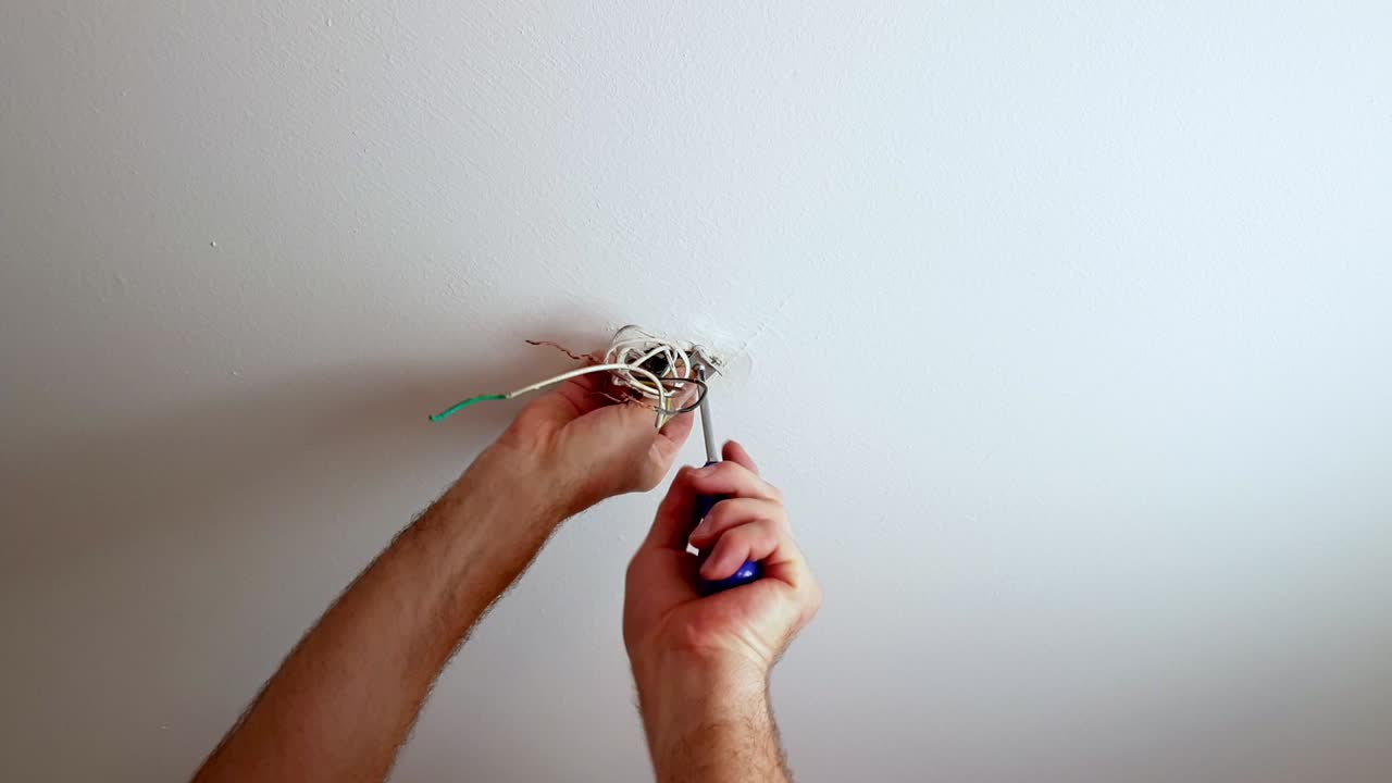 fijación de un soporte para una luz de techo en el techo