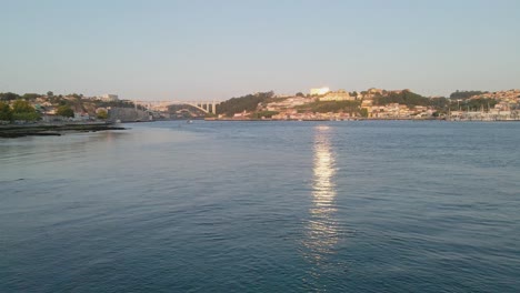 vuelo de aviones no tripulados sobre el río duero, distante puente de arrabida en oporto, portugal