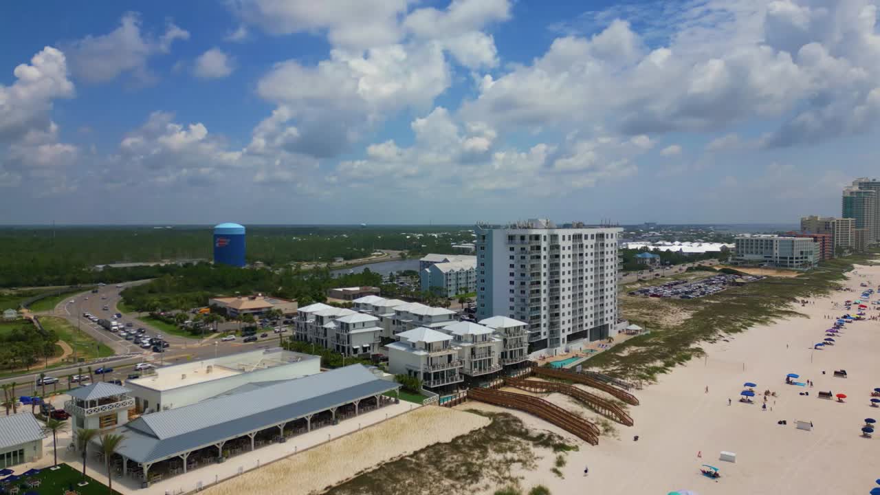 volando hacia y más allá de un gran hotel en orange beach alabama