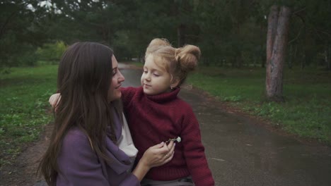 madre e hija besándose en el parque