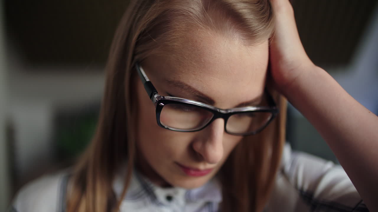 Dirigente stressato che parla al cellulare in ufficio