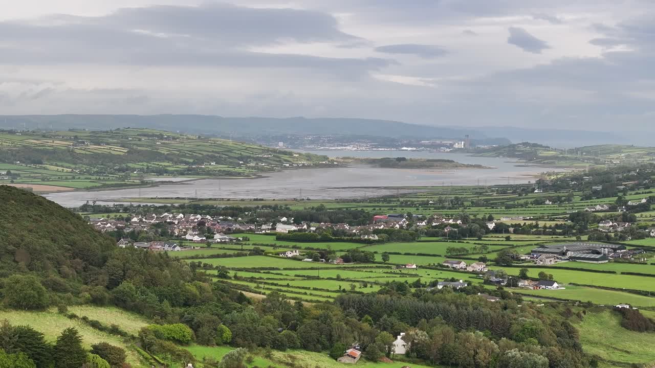 faro de blackhead cerca de la ciudad costera de whitehead en el condado de antrim, irlanda del norte
