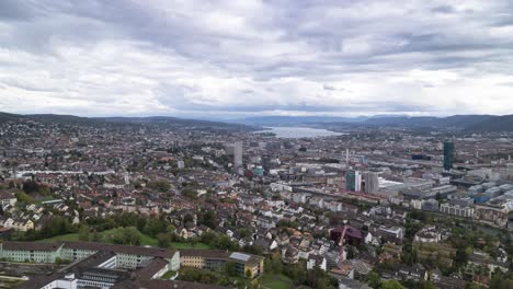 Timelapse-Aéreo-Del-Horizonte-De-Zurich-En-Un-Día-Nublado,-Suiza