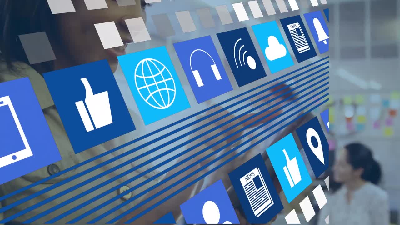 아이콘의 애니메이션과 태블릿을 사용하는 사업가에 대한 데이터 처리