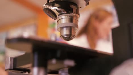 primer plano del microscopio en el laboratorio