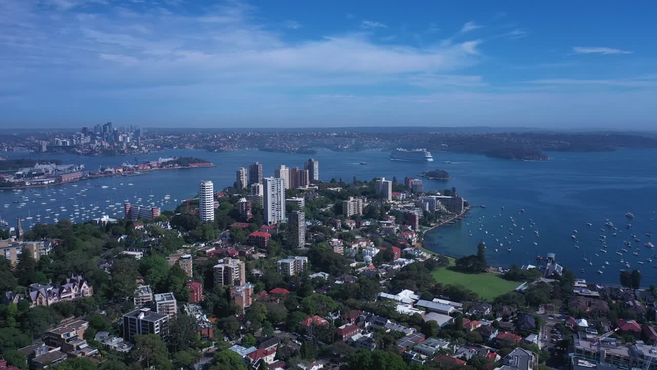 하버 브릿지 오페라 하우스, 다를링 포인트, 러시커터스 베이 등 동부 교외에서 시드니 스카이라인을 한눈에 볼 수 있다.