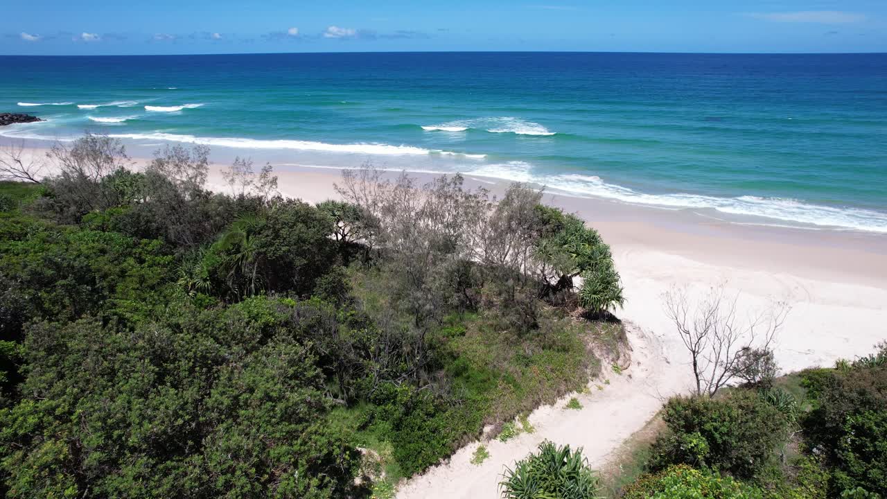 Caminho para a Praia de Pottsville em NSW, Austrália. Tomada aérea.