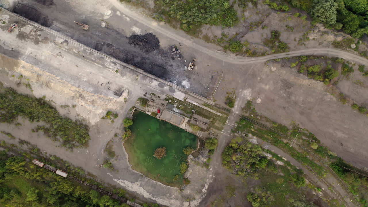 vista aérea del área de producción de acero en hungría en otoño