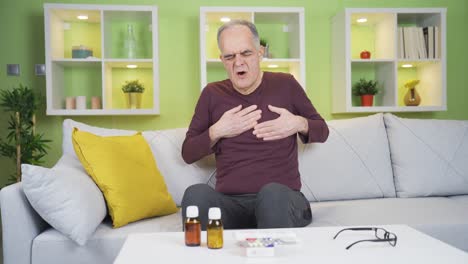 hombre anciano con dificultad para respirar.