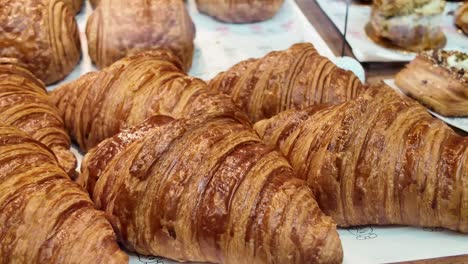deliciosos croissants en exhibición