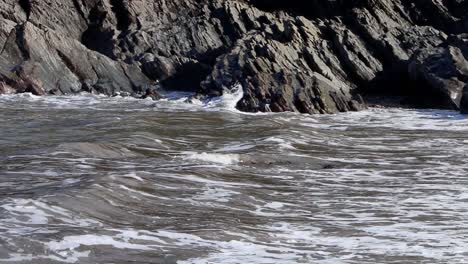 Pequeñas-Olas-Rompiendo-En-La-Orilla