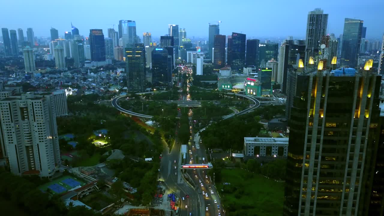 hermosas imágenes de paisajes aéreos del distrito central de negocios de jakarta con rascacielos y la nueva intersección de semanggi. filmado en resolución 4k