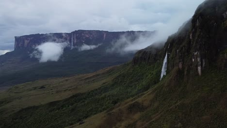 Luftaufnahme-Eines-Teils-Der-Roraima-Tepuy-Mauer-Mit-Einem-Wasserfall-Und-Kukena-Tepuy-Im-Hintergrund