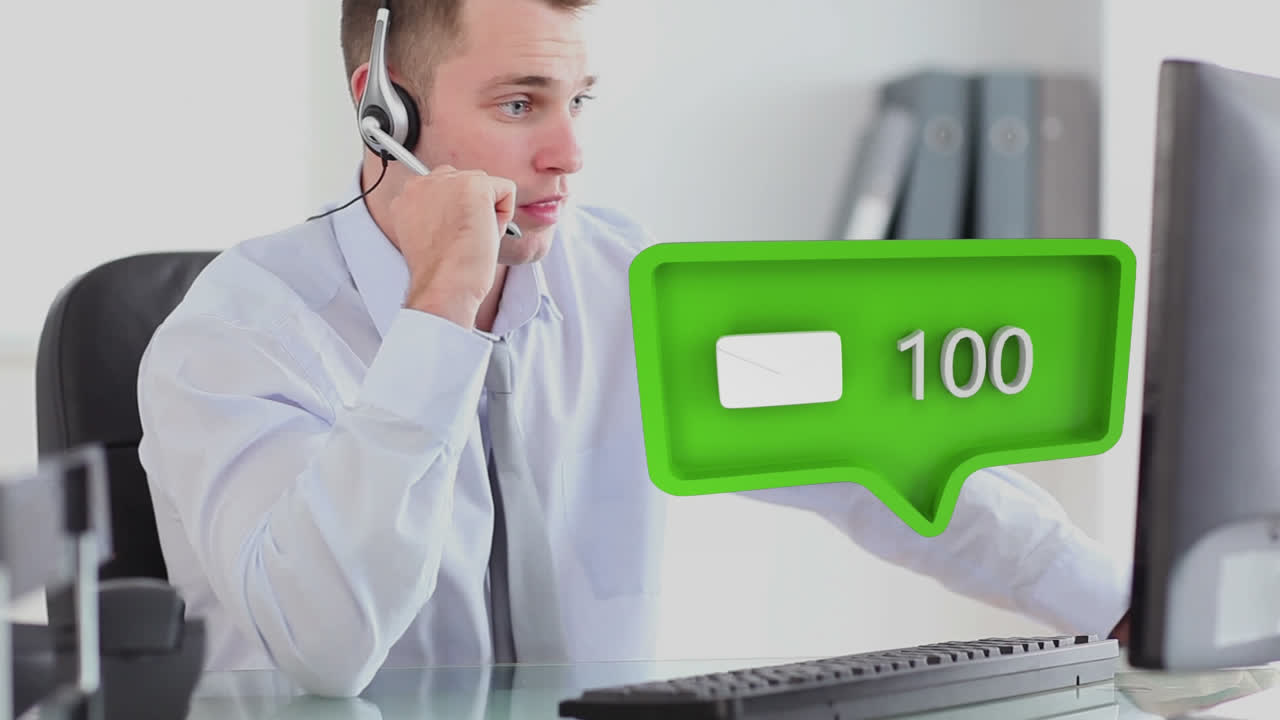 animación del icono de las redes sociales y los números cambiando sobre el hombre de negocios que usa auriculares de teléfono