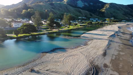 Pferd-Trinkt-Wasser-Aus-Dem-Fluss