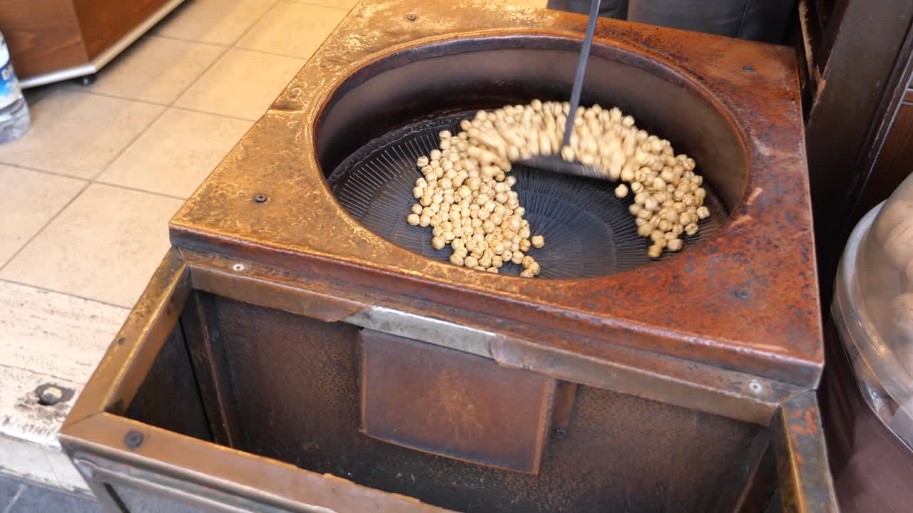 garbanzos asados preparados por un vendedor callejero