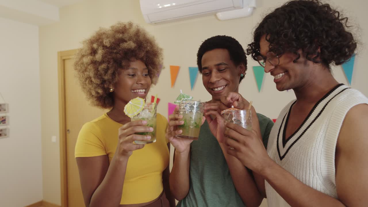 amigos celebrando con cócteles