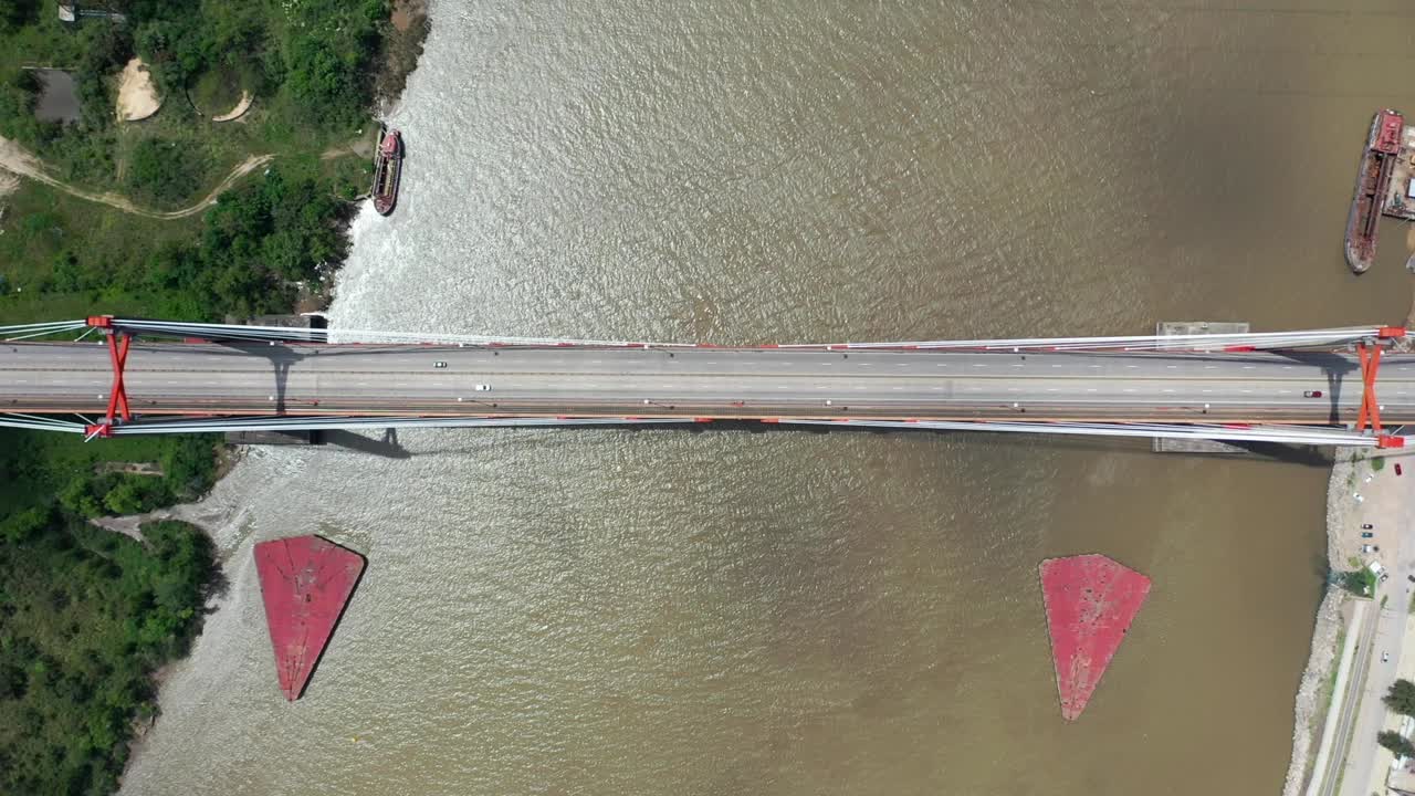 아르헨티나에서 자라테 다리를 건너는 차량의 공중 무인 항공기 수직 보기