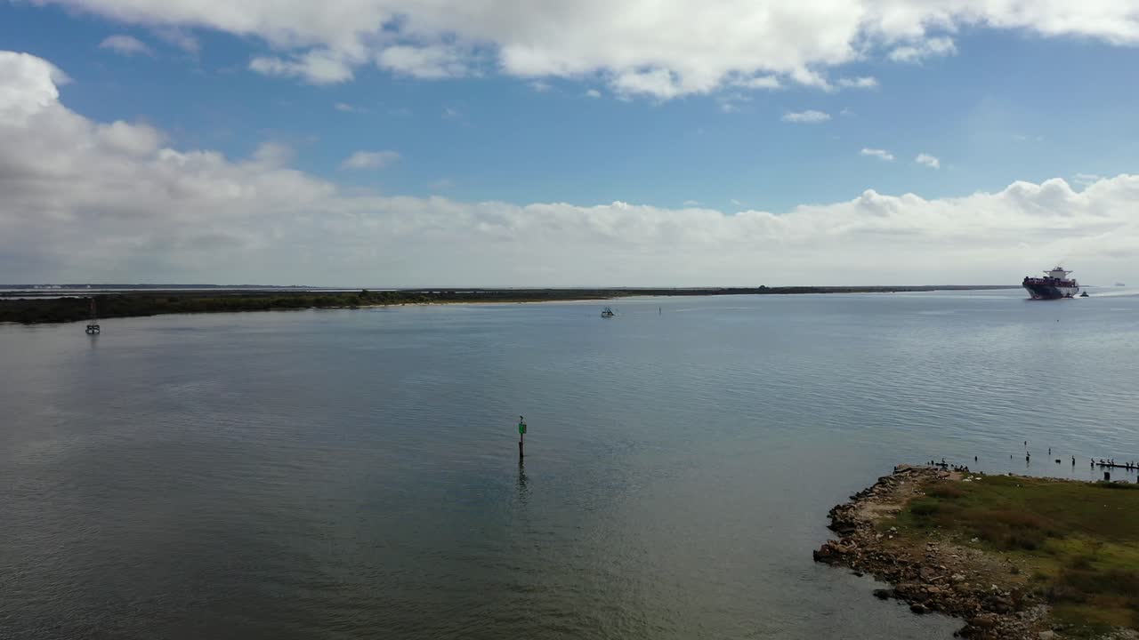 Vídeo aéreo do movimentado Rio San Jacinto em LaPorte, Texas.